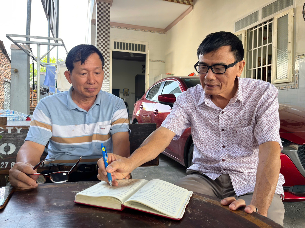 Ông Đặng Nghĩa Hiệp (bên trái) luôn nỗ lực tìm kiếm những cách làm mới, không ngừng nâng cao đời sống vật chất và tinh thần của người dân