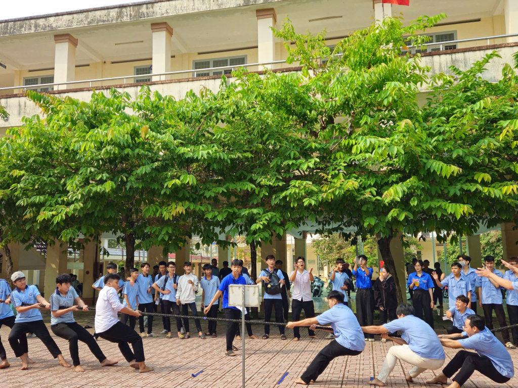 Học sinh, sinh viên hào hứng tham gia chơi kéo co