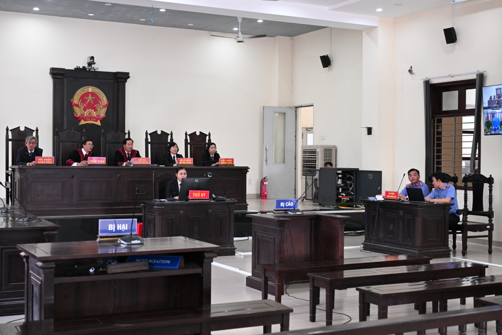 Phiên tòa xét xử bị cáo Bình