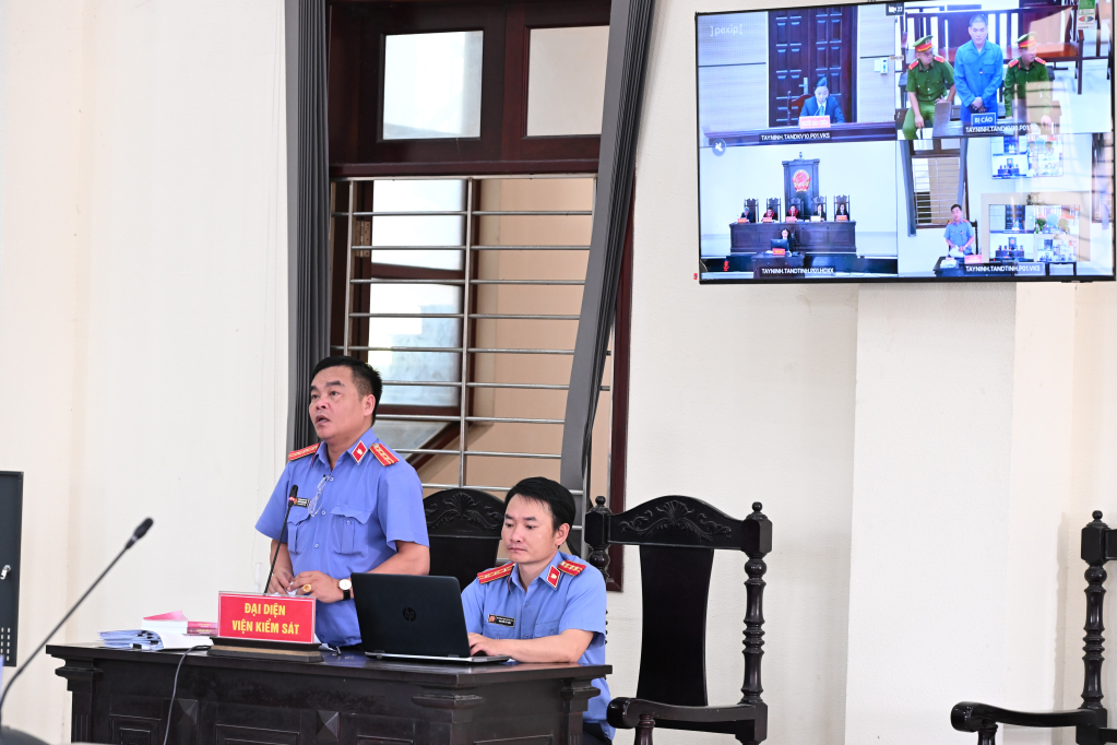 Đại diện Viện kiểm sát công bố bản cáo trạng truy tố bị cáo tại phiên tòa