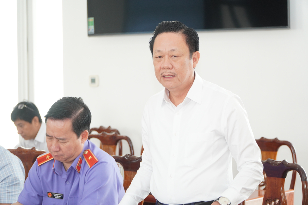 Tỉnh ủy viên, Chánh án Tòa án nhân dân tỉnh Lê Quốc Dũng phát biểu