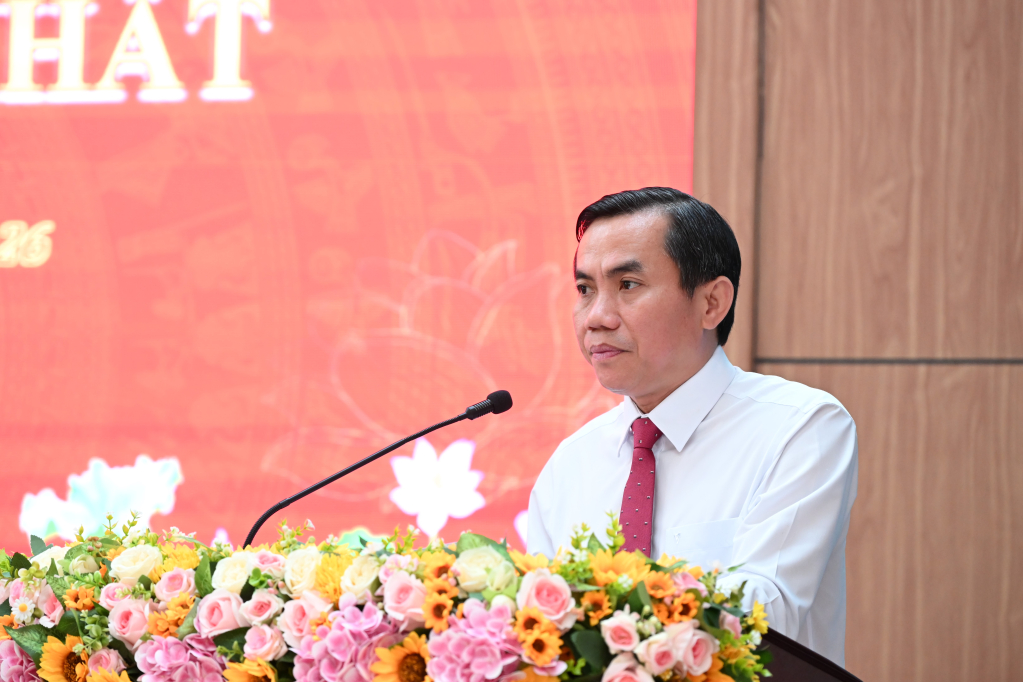 Ủy viên Ban Thường vụ Tỉnh ủy, Bí thư Đảng ủy, Chủ tịch HĐND phường Long An Lê Công Đỉnh phát biểu tại kỳ họp