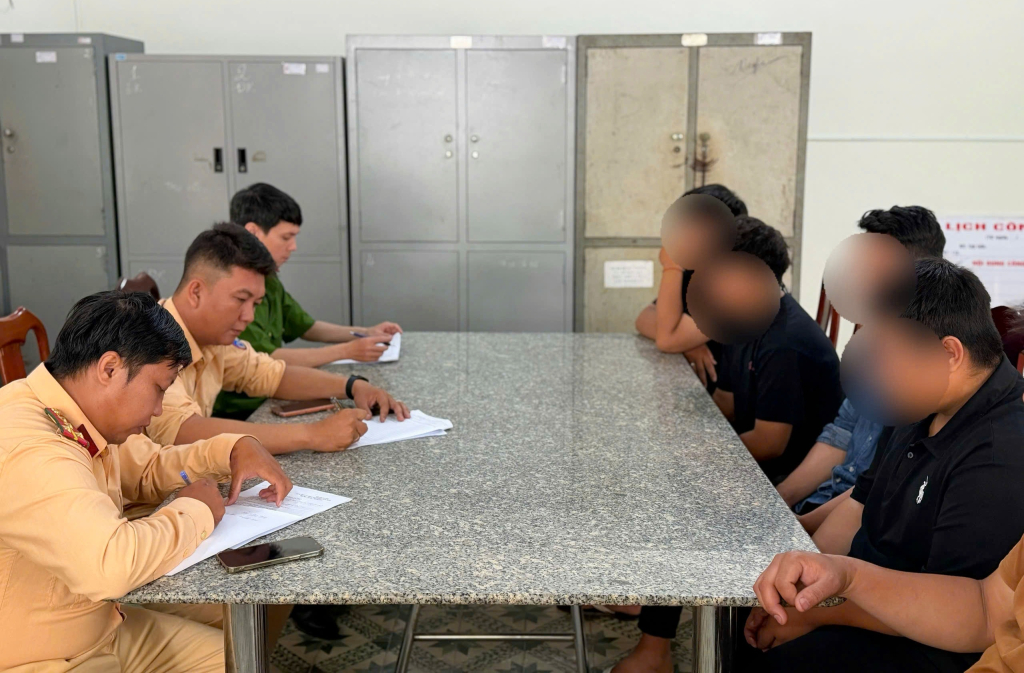 Các đối tượng cùng phụ huynh tại cơ quan Công an