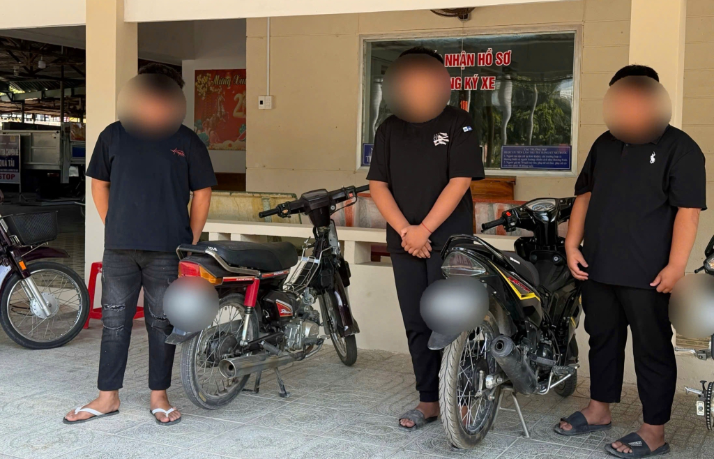 Nhóm thanh thiếu niên tại cơ quan Công an