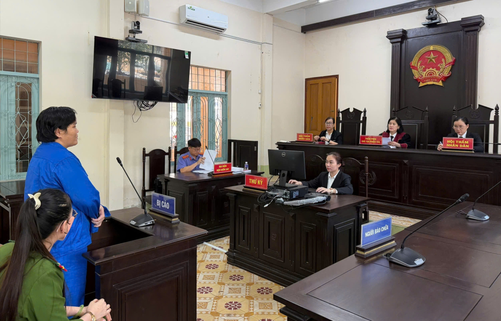 Thấy người b&aacute;n qu&aacute;n ngủ say, nữ bị c&aacute;o lẻn v&agrave;o lấy trộm điện thoại