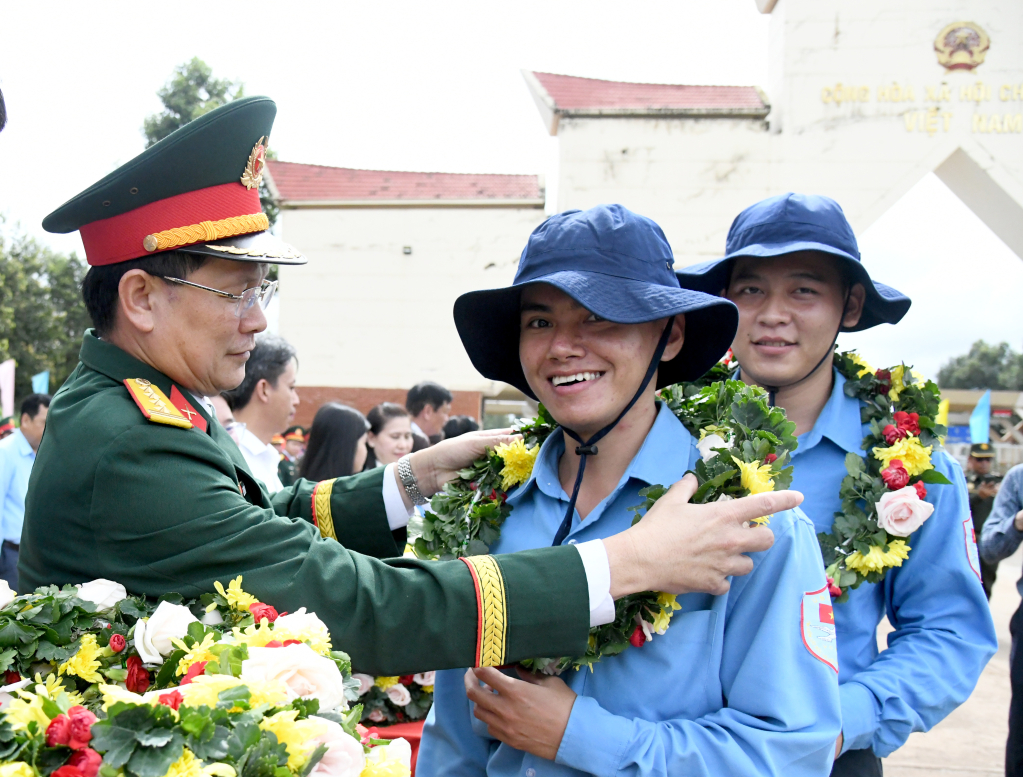 Nối tiếp h&agrave;nh tr&igrave;nh tri &acirc;n