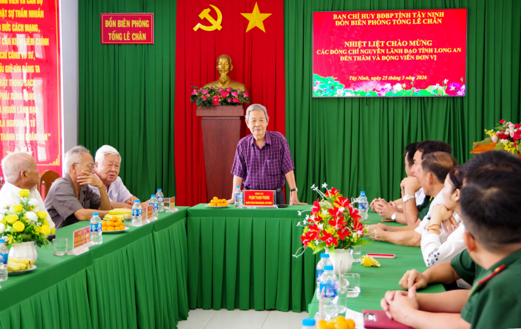a2,doan,cong,tac,nguyen,lanh,dao,tinh,long,an,tham,dong,vien,cac,don,bien,phong,09222426.jpg