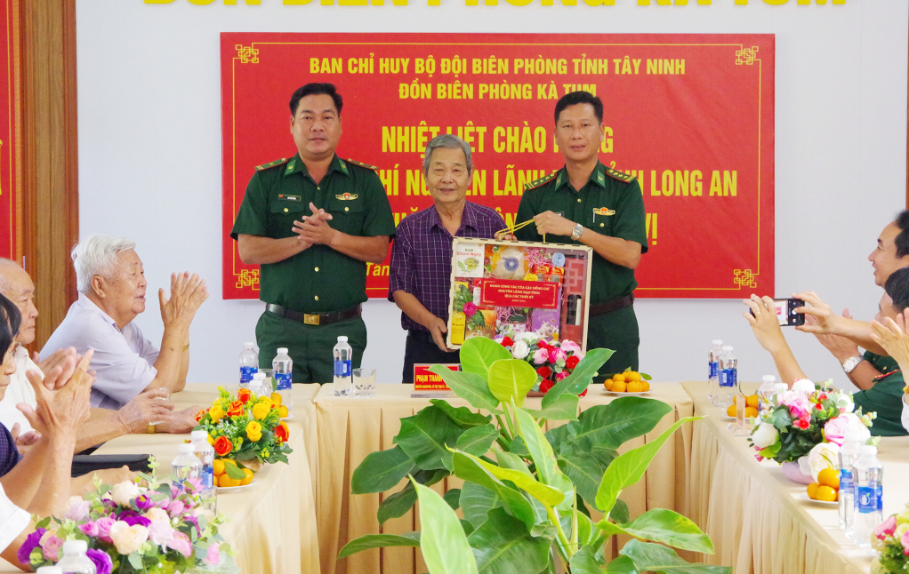 a4,doan,cong,tac,nguyen,lanh,dao,tinh,long,an,tham,dong,vien,cac,don,bien,phong,09245526.jpg