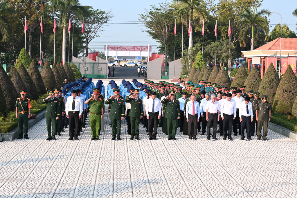 Đoàn dâng hương tưởng niệm anh hùng liệt sỹ tại Nghĩa trang liệt sỹ Vĩnh Hưng - Tân Hưng