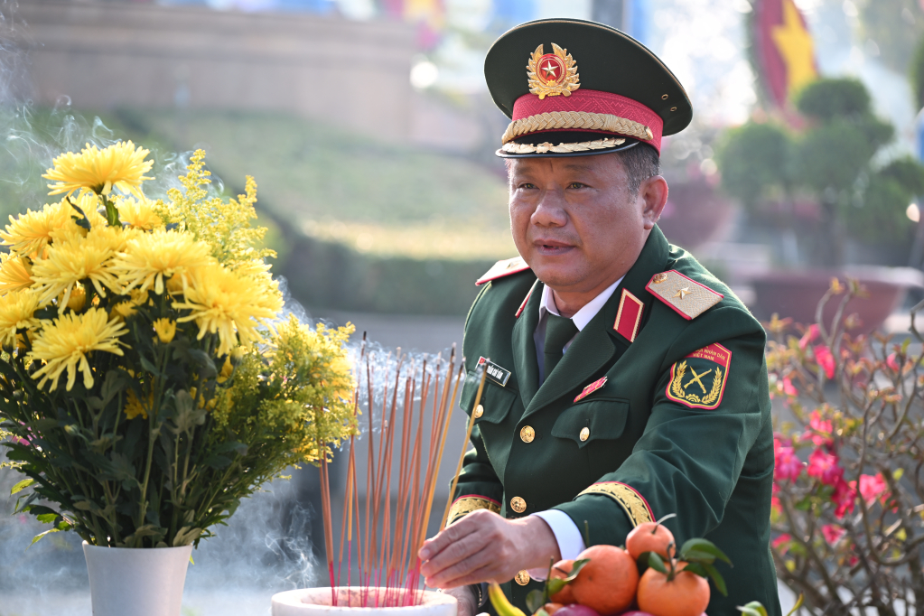 Thiếu tướng Trần Chí Tâm, Phó Chính ủy Quân khu 7, Trưởng ban chỉ đạo 515 Quân khu 7 thắp hương tại mộ phần các anh hùng liệt sỹ