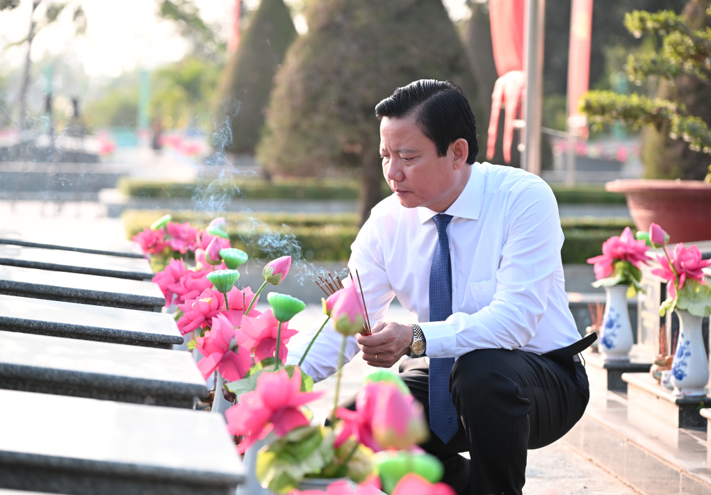 Phó Chủ tịch UBND tỉnh, Trưởng ban chỉ đạo 515 tỉnh Phạm Tấn Hòa thắp hương các mộ phần anh hùng liệt sỹ