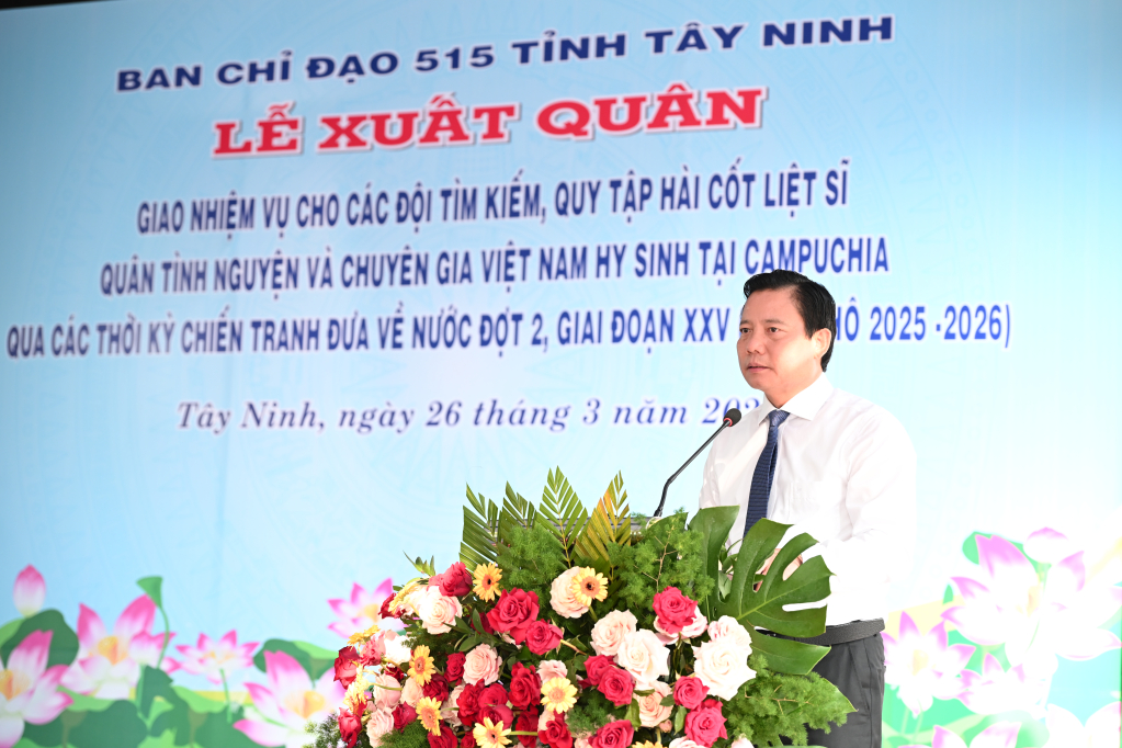 Phó Chủ tịch UBND tỉnh, Trưởng ban chỉ đạo 515 tỉnh Phạm Tấn Hòa phát biểu giao nhiệm vụ tại lễ xuất quân