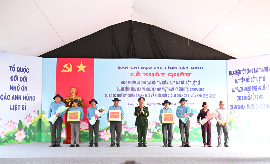 Thiếu tướng Trần Chí Tâm, Phó Chính ủy Quân khu 7, Trưởng ban chỉ đạo 515 Quân khu 7 tặng quà cho các đơn vị