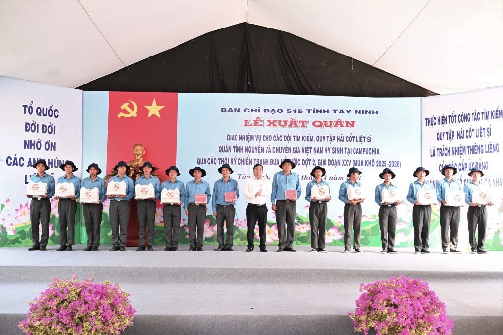 Lãnh đạo TP.HCM tặng quà, động viên cán bộ, chiến sỹ các đội K lên đường thực hiện nhiệm vụ