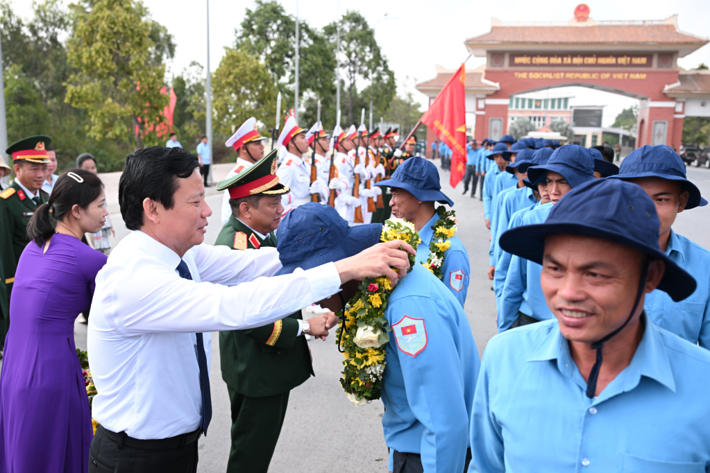 Phó Chủ tịch UBND tỉnh, Trưởng ban chỉ đạo 515 tỉnh Phạm Tấn Hòa tặng hoa tiễn các đội K tại Cửa khẩu Quốc tế Bình Hiệp