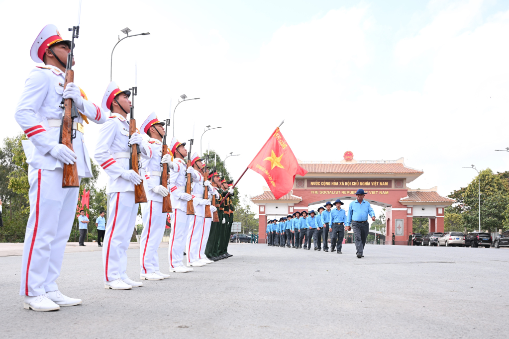 Các đội K lên đường thực hiện nhiệm vụ