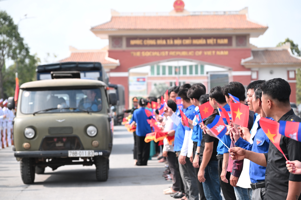 Đông đảo Nhân dân tiễn các đội K tại Cửa khẩu Quốc tế Bình Hiệp