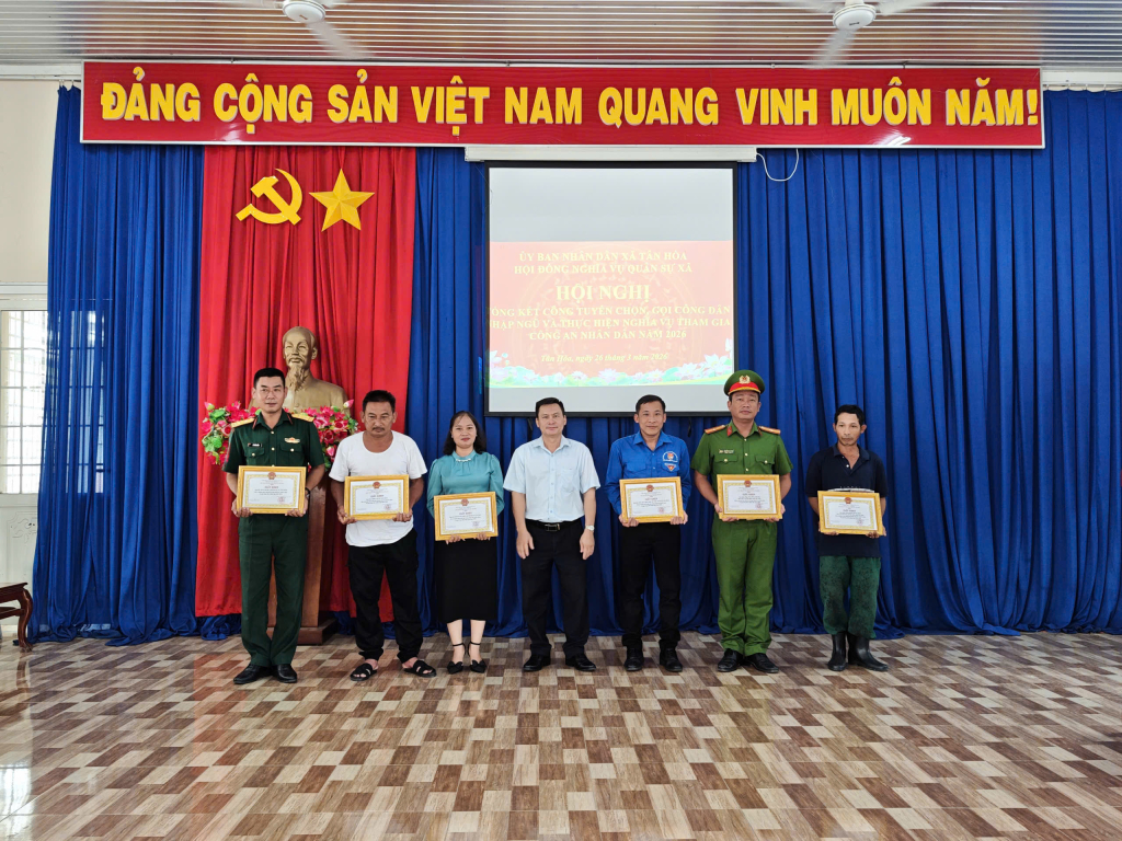 UBND xã trao Giấy khen cho tập thể và cá nhân