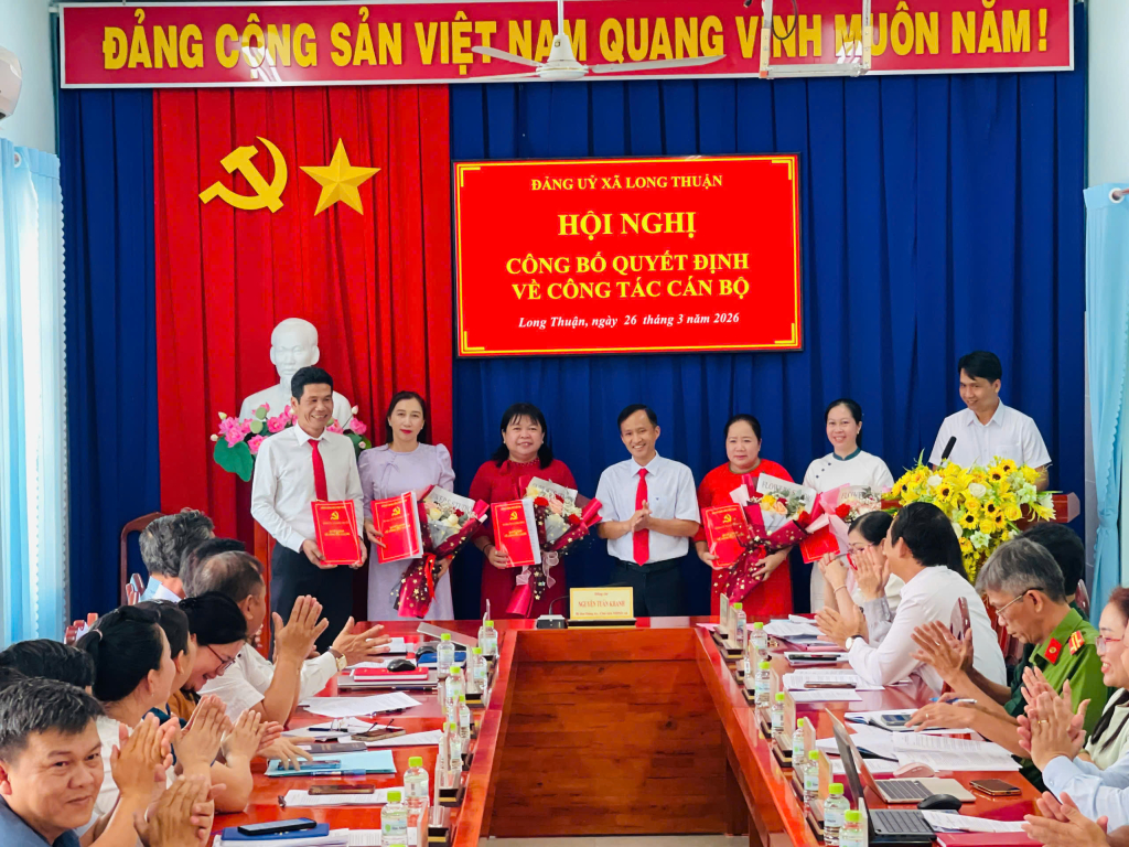 X&atilde; Long Thuận c&ocirc;ng bố c&aacute;c quyết định về c&ocirc;ng t&aacute;c c&aacute;n bộ