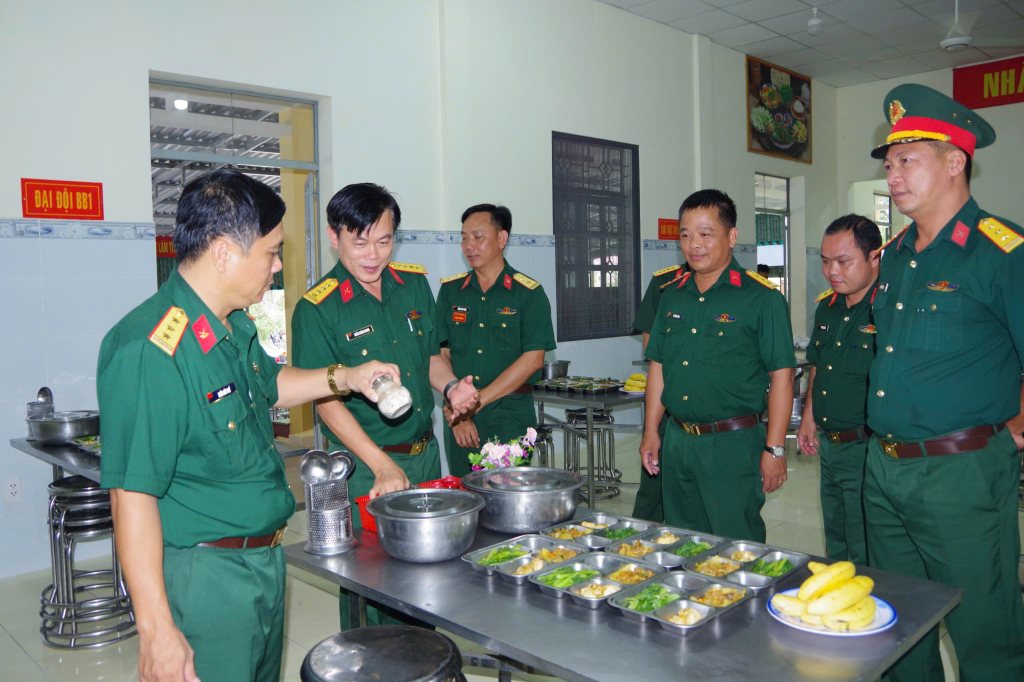 Sư đo&agrave;n 5: Kiểm tra chất lượng bữa ăn của chiến sĩ mới