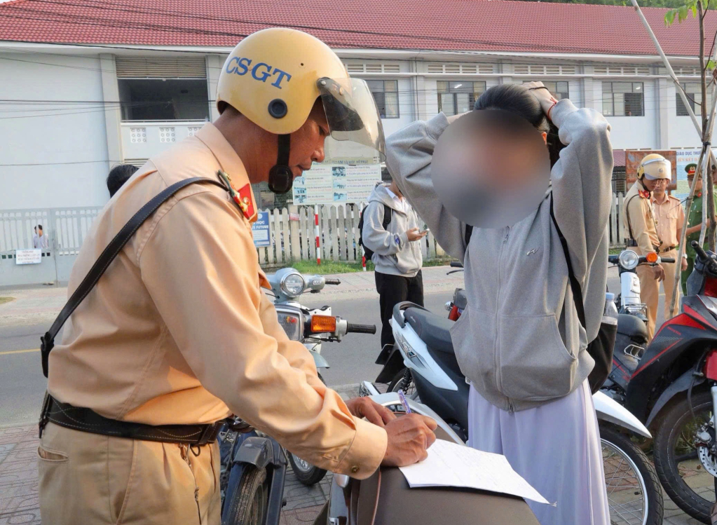 Cán bộ kiểm tra, xử lý học sinh vi phạm trật tự an toàn giao thông