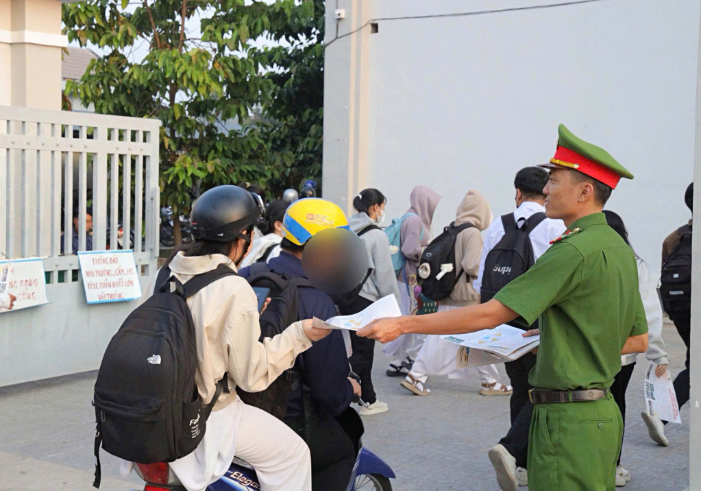 Công an xã Tân Biên phát tờ rơi tuyên truyền an toàn giao thông cho học sinh