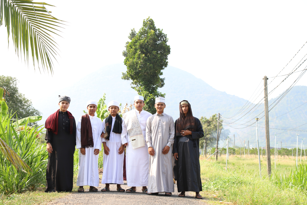 Các chàng trai ăn mặc đẹp để đến Thánh đường trong ngày lễ xả chay Roya Ramadan