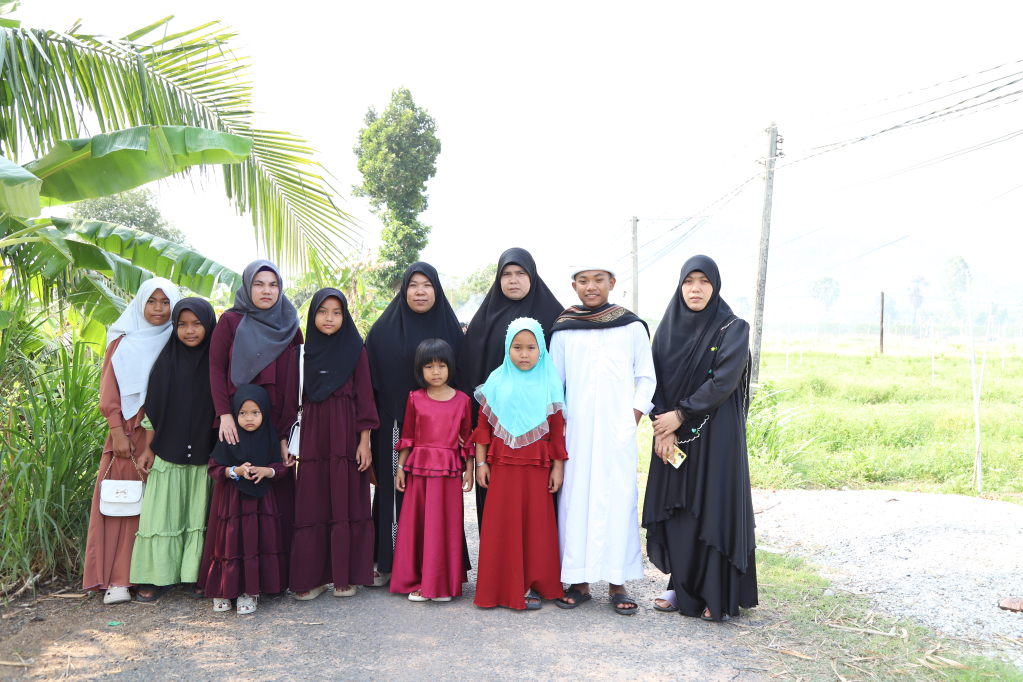 Mọi người trong gia đình cùng đi thăm bà con, họ hàng