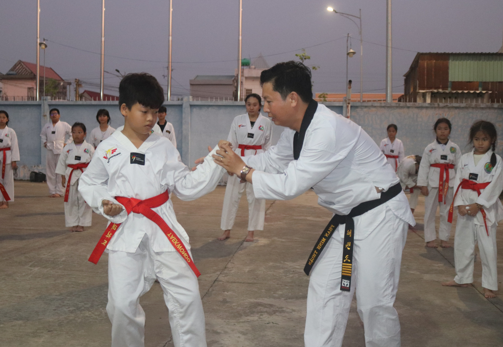 Huấn luyện viên CLB Taekwondo Phan Minh Thuận hướng dẫn học viên các kỹ thuật 