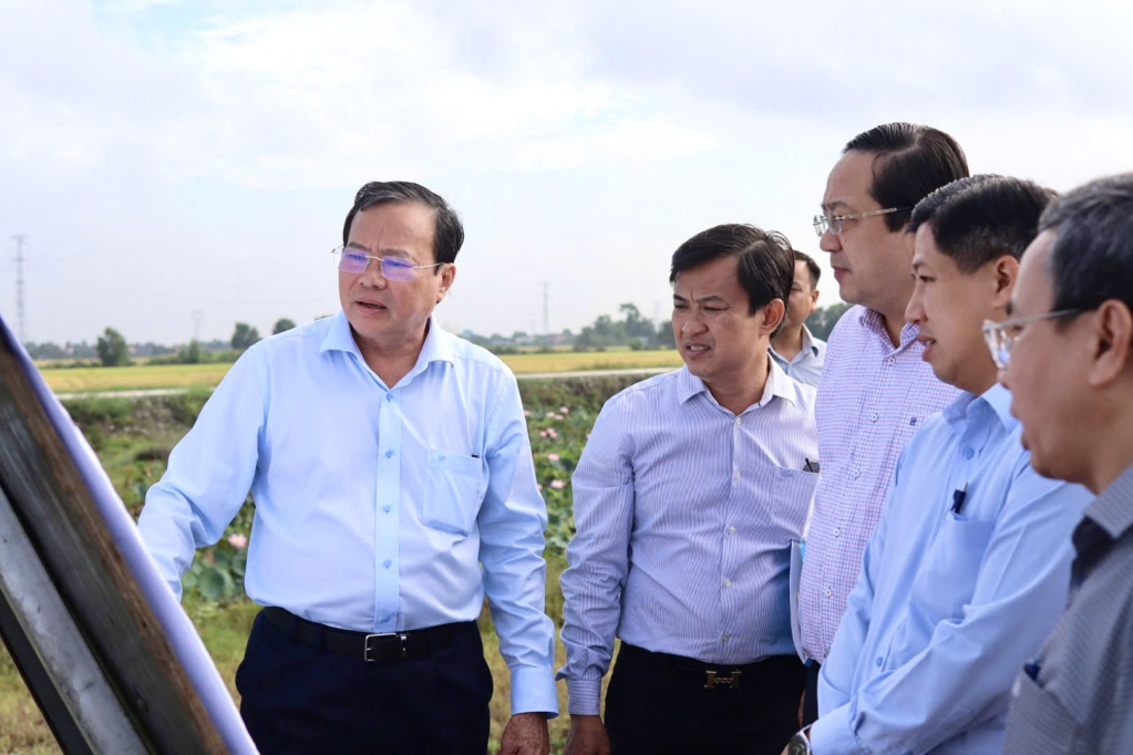 Phó Bí thư Tỉnh uỷ, Chủ tịch UBND tỉnh Lê Văn Hẳn khảo sát thực địa tại xã Bến Lức