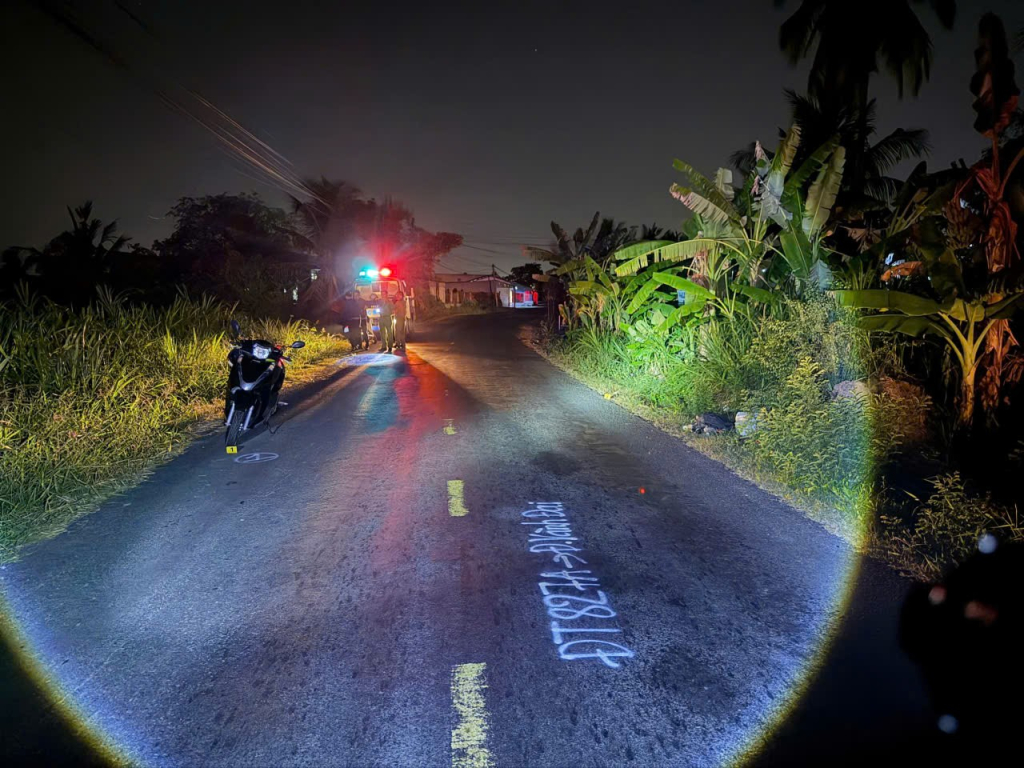 Cảnh b&aacute;o nguy cơ tai nạn giao th&ocirc;ng từ th&oacute;i quen đi bộ tập thể dục tr&ecirc;n đường