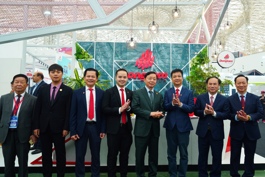 Phó Thủ tướng Chính phủ Trần Hồng Hà (thứ tư, từ phải qua), Thứ trưởng Bộ Xây dựng Việt Nam Nguyễn Văn Sinh (thứ hai, từ phải qua) cùng đại biểu tham quan gian hàng Dongtam Group lại lễ khai mạc Vietbuild Hà Nội sáng 26/3/2026