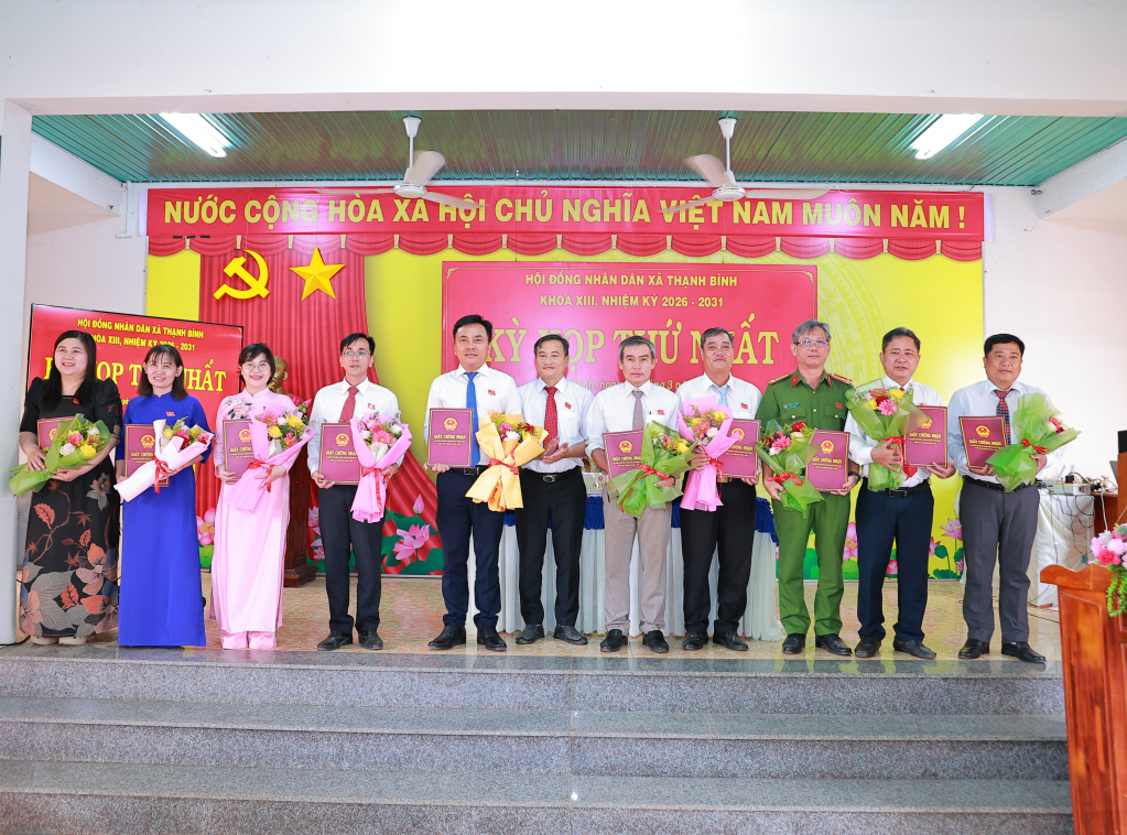 Chủ tịch Ủy ban bầu cử xã Võ Hoàng Duy trao giấy chứng nhận cho đại biểu HĐND xã Thạnh Bình khóa XIII, nhiệm kỳ 2026-2031