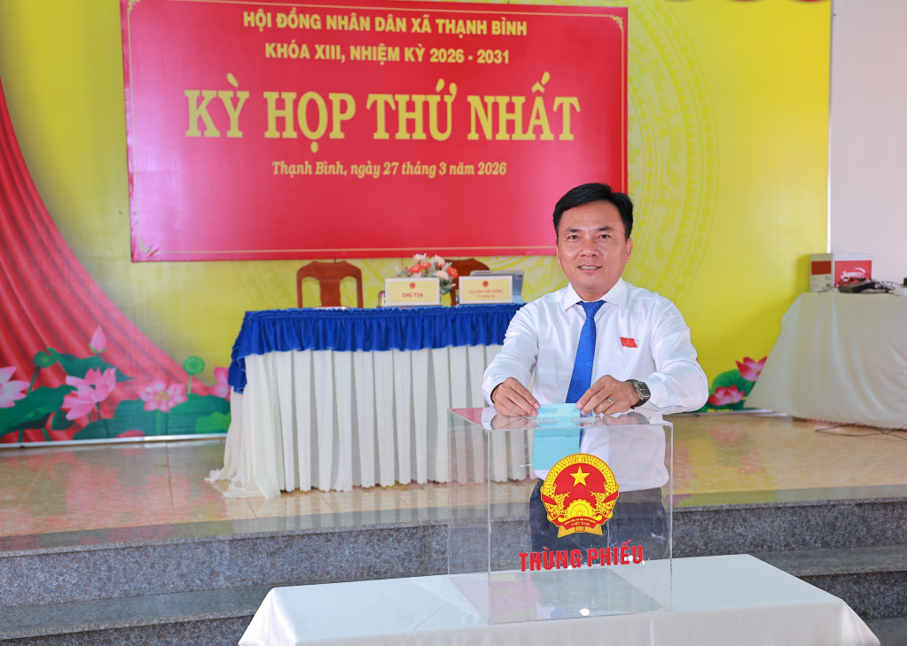 Đại biểu bỏ phiếu bầu các chức danh HĐND và UBND xã tại kỳ họp 