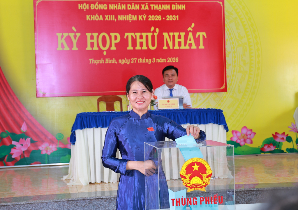 Đại biểu bỏ phiếu bầu các chức danh HĐND và UBND xã tại kỳ họp 