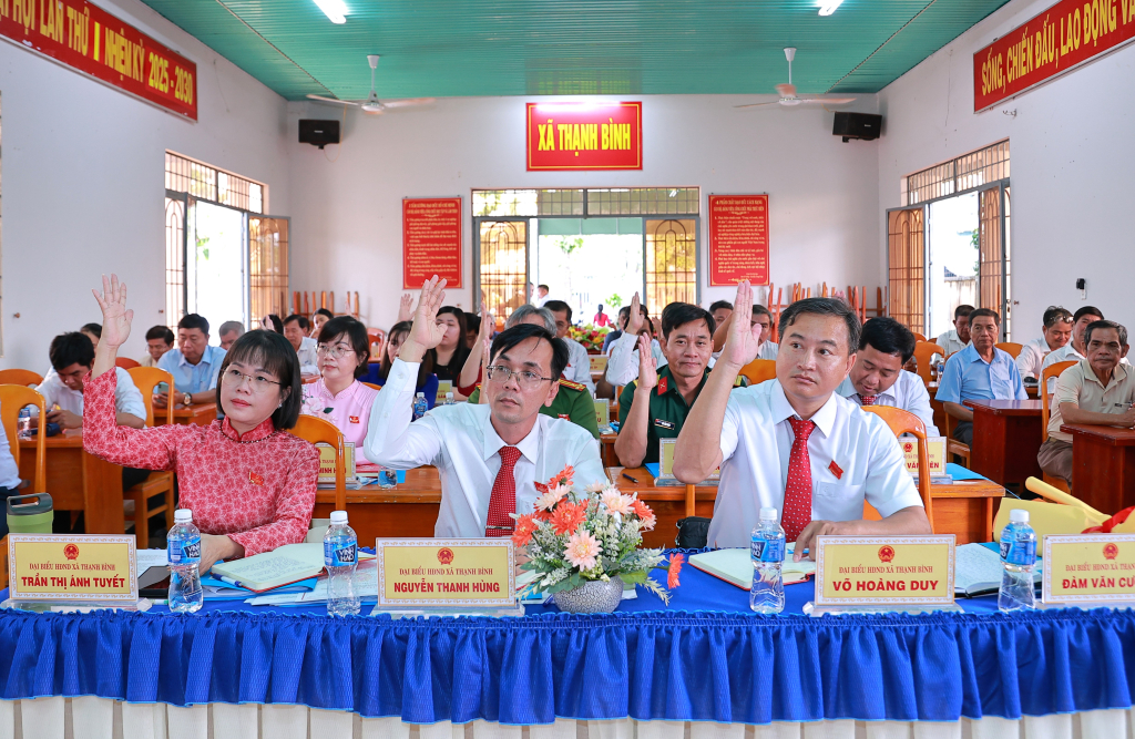 Đại biểu HĐND xã Thạnh Bình khóa XIII biểu quyết thông qua nghị quyết 