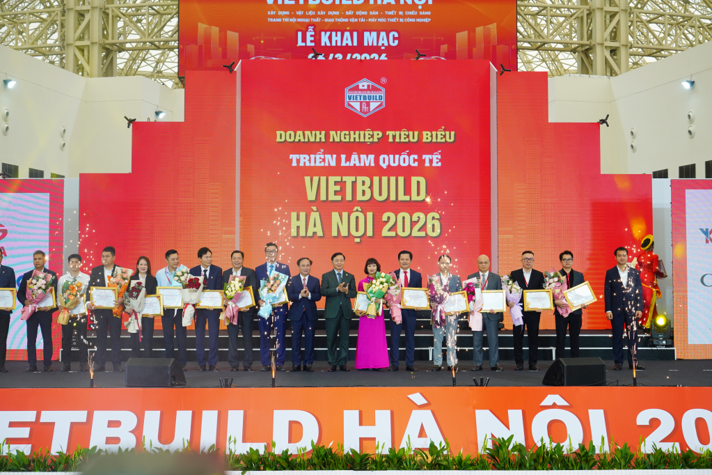 Tại lễ khai mạc, ông Đinh Ngọc Hỏa – đại diện Dongtam Group (thứ sáu, từ phải qua) được trao Chứng nhận Doanh nghiệp tiêu biểu, ghi nhận những đóng góp tích cực cho hoạt động của triển lãm và ngành vật liệu xây dựng.