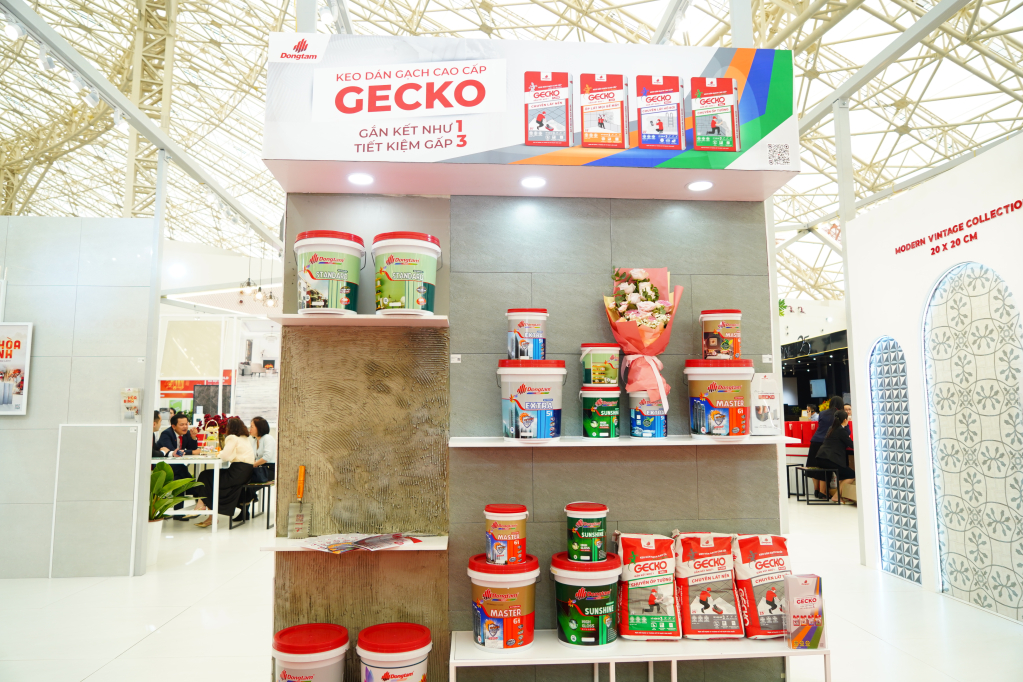 Dongtam Group hoàn thiện hệ sản phẩm phụ trợ, như Keo dán gạch duy trì ổn định về chất lượng và tiêu chuẩn kỹ thuật; Giải pháp cửa nhôm và cửa nhựa uPVC, đáp ứng yêu cầu về độ bền, cách âm và tính đồng bộ trong thiết kế công trình tạo xu hướng dịch chuyển từ cung cấp vật liệu đơn lẻ sang cung cấp giải pháp đồng bộ cho toàn bộ vòng đời công trình. 