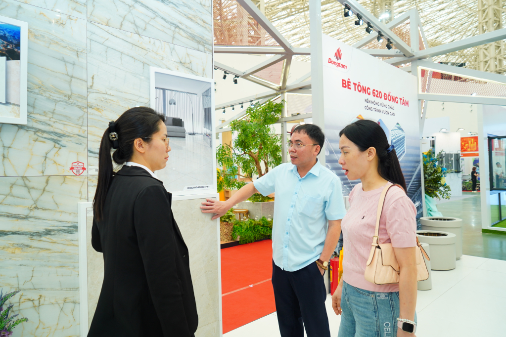 Khách tham quan và trải nghiệm các sản phẩm VLXS Đồng Tâm 