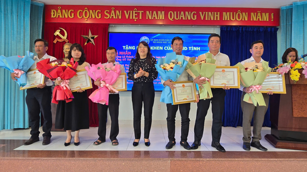 Các cá nhân được tuyên dương, khen thưởng tại hội thảo