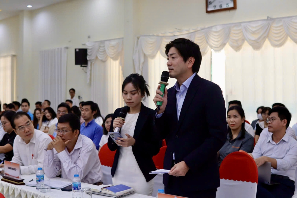 Ông Harada Shohei Tổng giám đốc Công ty TNHH thức ăn chăn nuôi Kyodo Sojitz phát biểu kiến nghị tại hội nghị