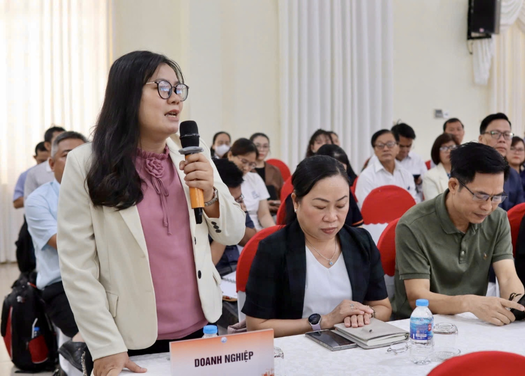 Bà Nguyễn Thị Kim Quyên - Quản lý Công ty TNHH Đại Phát (Hàn Quốc) phát biểu kiến nghị tại hội nghị