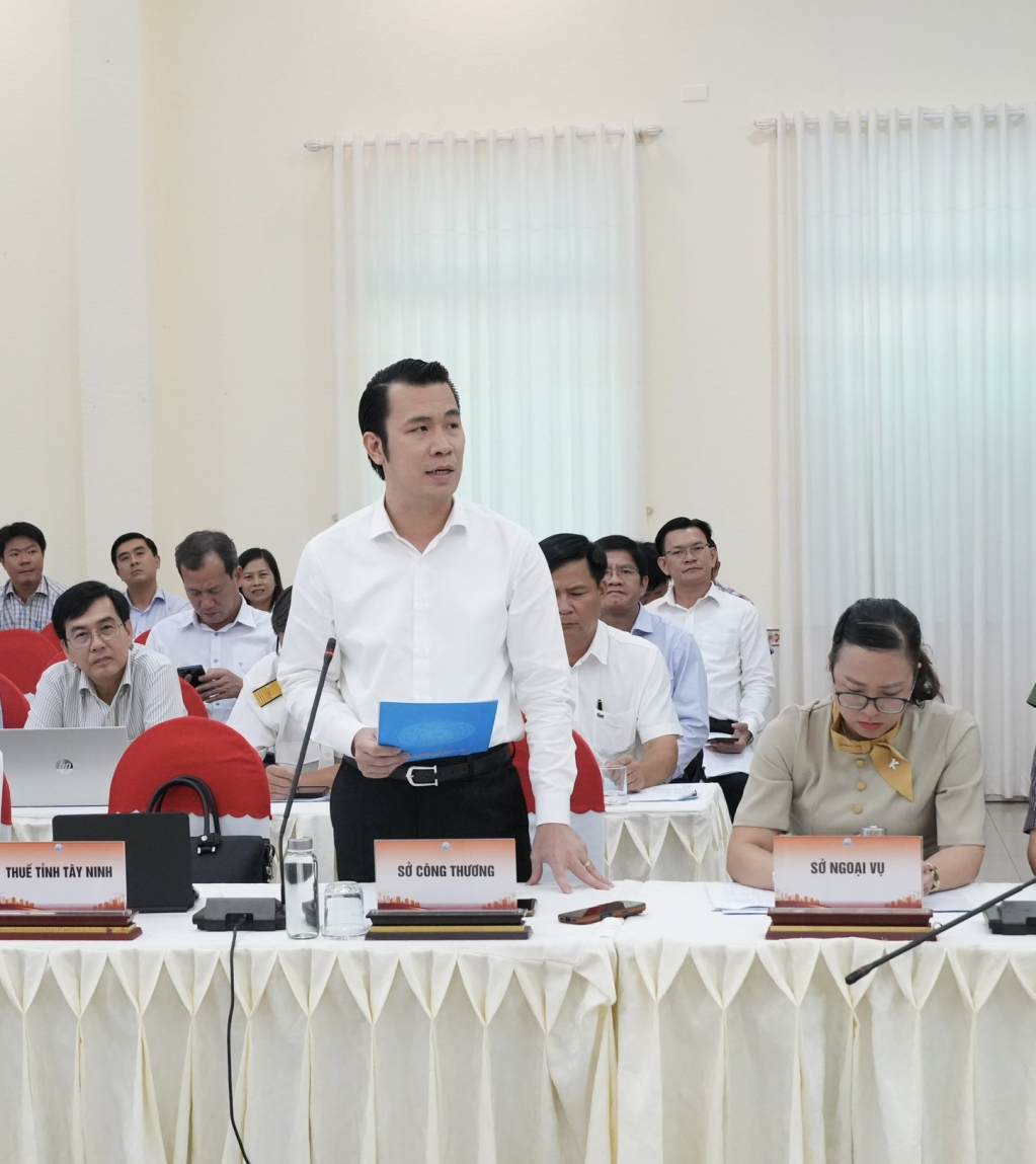 Ông Trương Tấn Sơn, Giám đốc Sở Công thương  tỉnh giải đáp các nội dung liên quan mà đơn vị phụ trách 