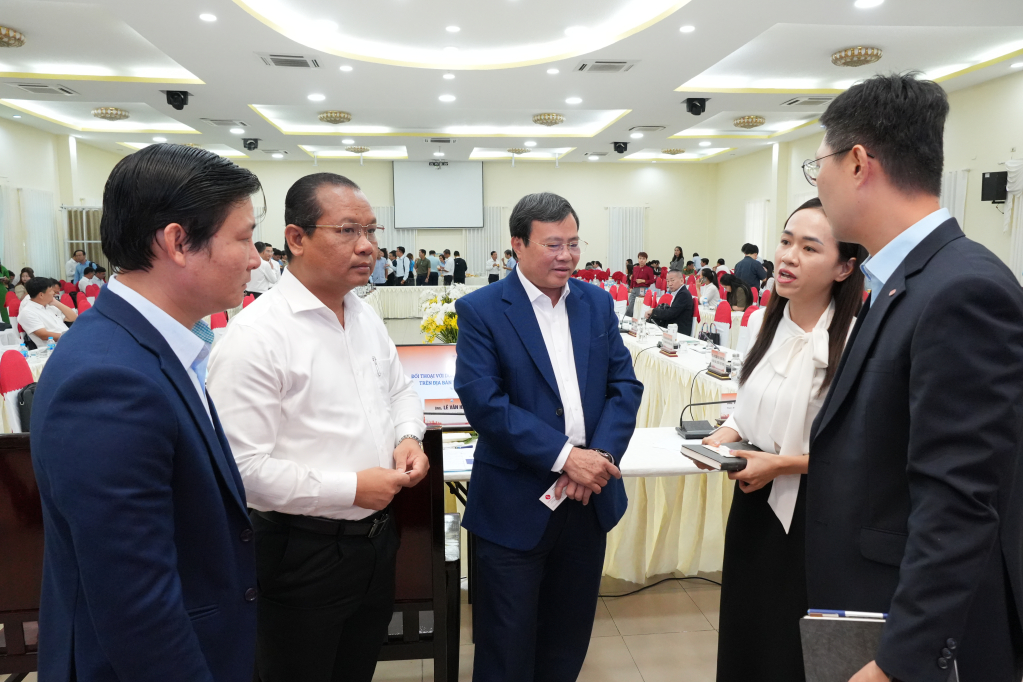 Phó bí thư tỉnh ủy, Chủ tịch UBND tỉnh  Lê  Văn Hẳn ( ở giữa), cùng các đơn vị sở, ngành trao đổi với các Doanh nghiệp FDI