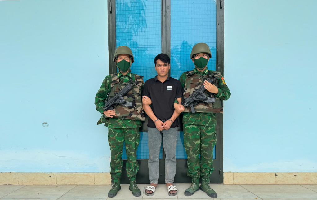 Bắt đối tượng bị truy n&atilde; khi đang nhập cảnh tr&aacute;i ph&eacute;p về Việt Nam