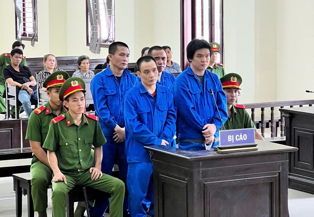 Các bị cáo tại phiên tòa xét xử