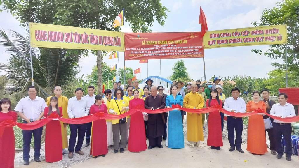 Các đại biểu cắt băng khánh thành cầu 