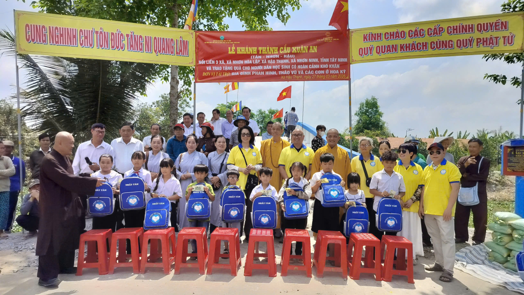 Đoàn từ thiện trao quà cho học sinh có hoàn cảnh khó khăn 