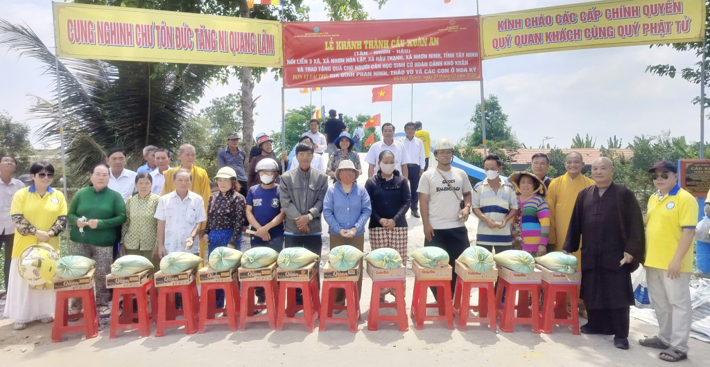 Đoàn trao quà cho hộ nghèo, cận nghèo 