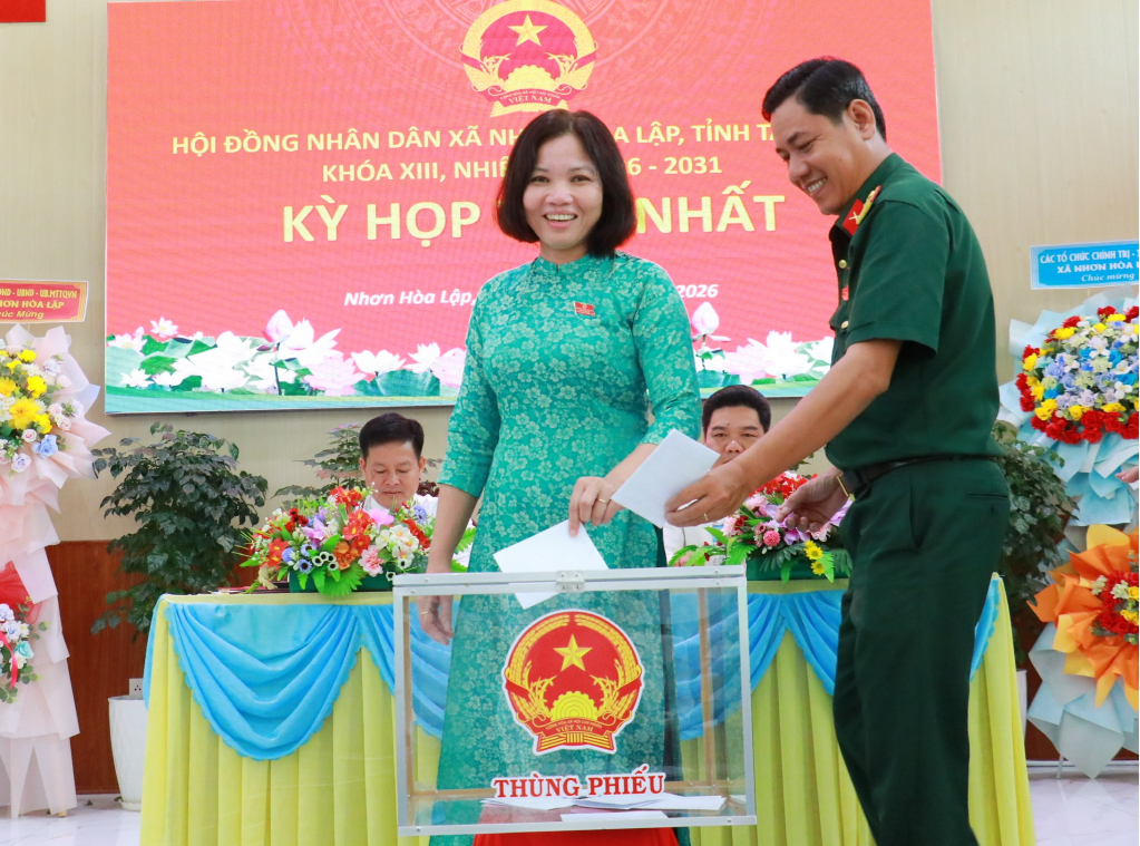 Đại biểu bỏ phiếu bầu cử các chức danh chủ chốt của HĐND xã